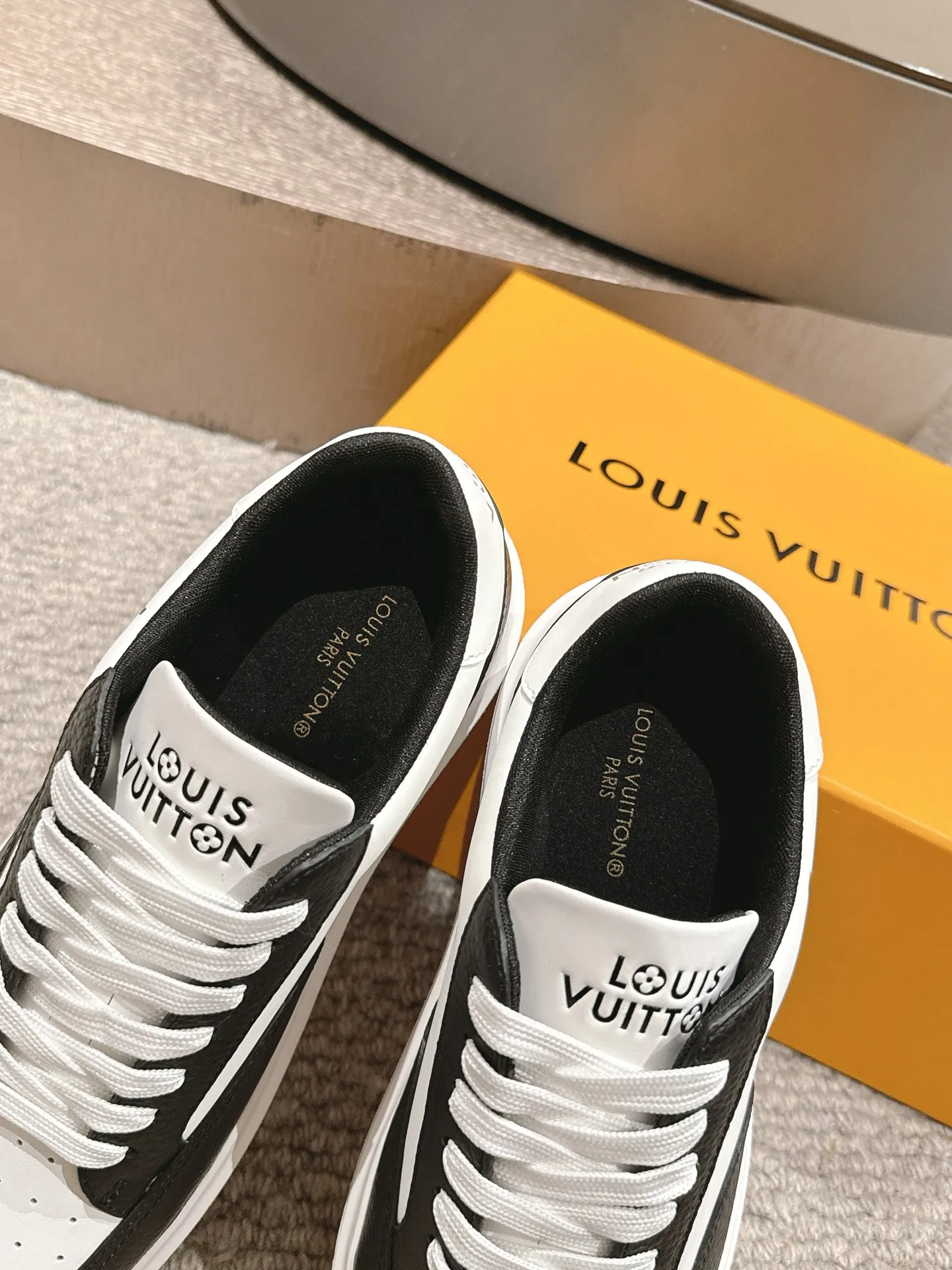 👟👟Ex-factory price 680👟👟 LV25 new style white shoes, best-selling model in the counter window, very three-dimensional and beautiful! Personalized printing, three-dimensional printed cowhide fabric...cowhide feet...original 4cm thick sole...Logo hot stamping, matching packaging, code number: 37-44 (45 customized, non-refundable)